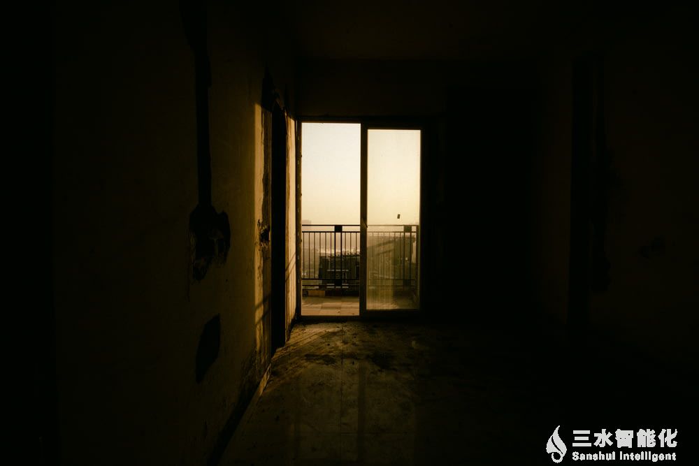 超越傳統照明,更個性化的燈光控制就選智能照明系統!(圖1) black metal framed glass door.jpg